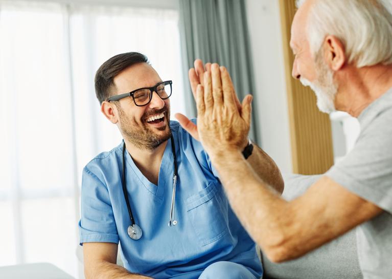 Cómo obtener un curso de CNA gratuito a través del reembolso